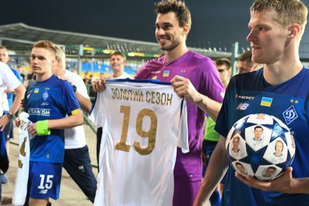 Dynamo players and coaches thank two supporters for golden season